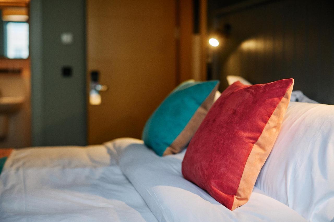 Firefly Hotel Брей Екстериор снимка